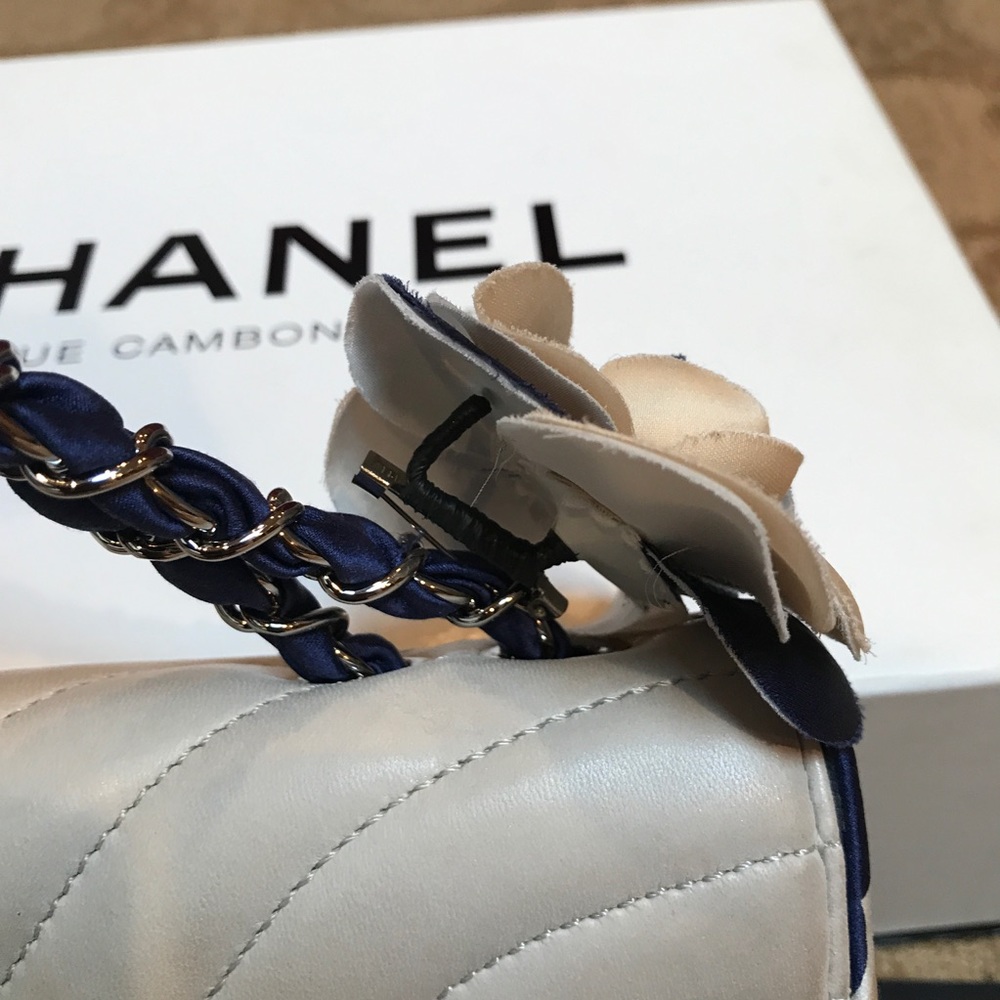 Chanel beige/grey classic quilted bag with flower - Picture 3 of 12